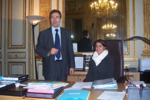 Samira SADAT darf auf dem Sessel des Ministers Platz nehmen