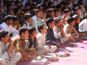 Schüler beim Puppentheater in Afghanistan