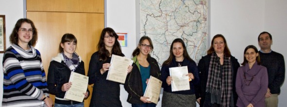 Jury des Englischwettbewerbs mit Isabelle Kruchten (2.v.l.), Andra Brunzema (3.v.l.), Joanna Reichert (4.v.l.) und Sara Hemmerling (5.v.l.) 