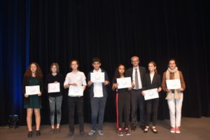 Lucie Dima avec les lauréats des lycées français de l'étranger