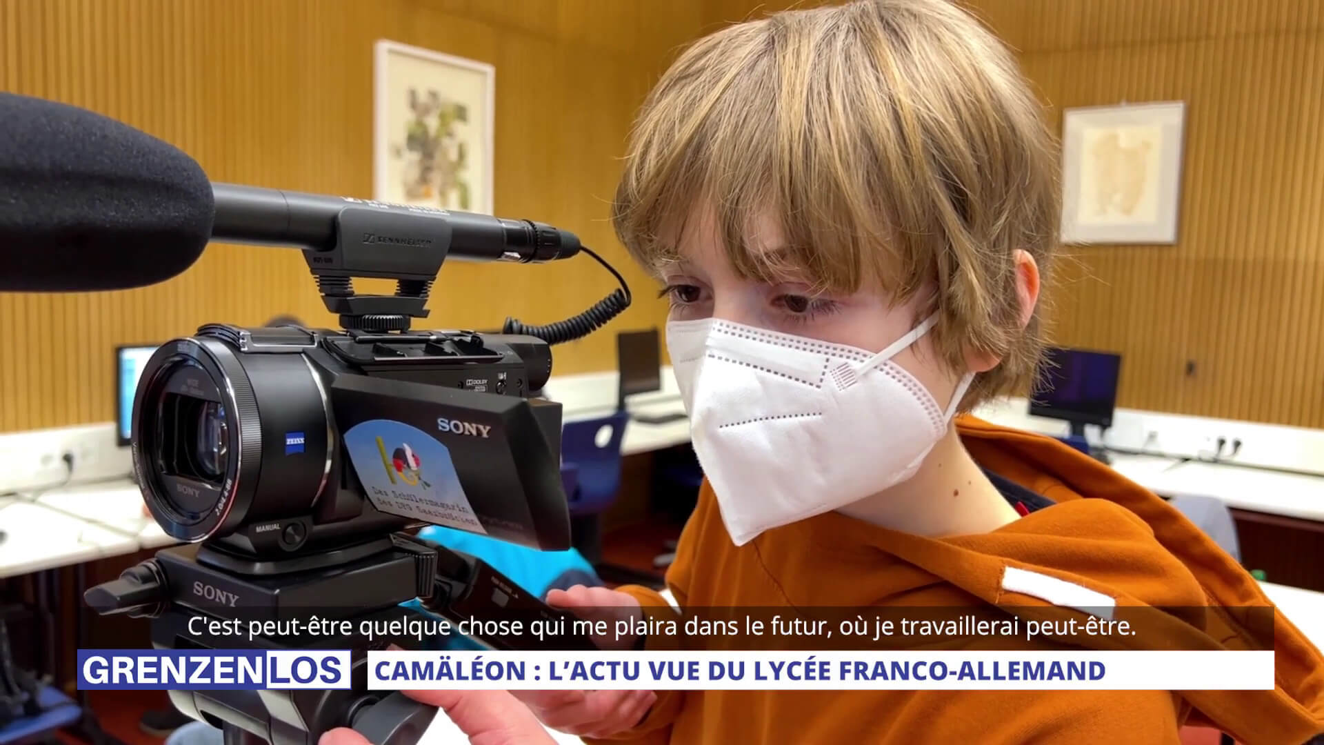 TV-Team von Mosaïk Cristal berichtet über Camäléon-Redakteur Julian Bidot